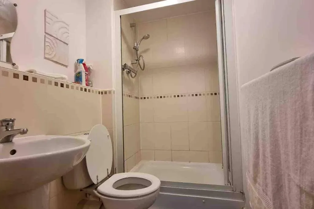 Entire Home In East London E3 Near Bromley By Bow Station Apartment